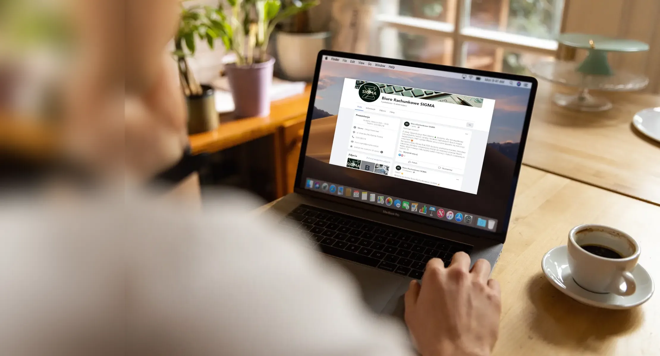 Profil Biura Rachunkowego Sigma z Rybnika na Facebooku wyświetlony na laptopie